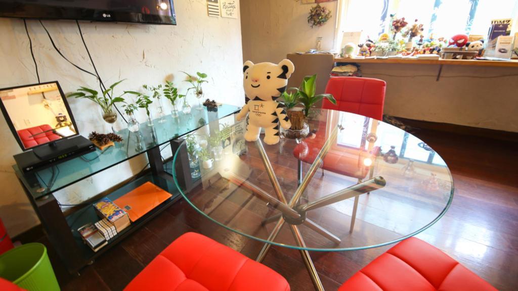 Comeinn Guesthouse Hongdae - Female Only Сеул Екстериор снимка